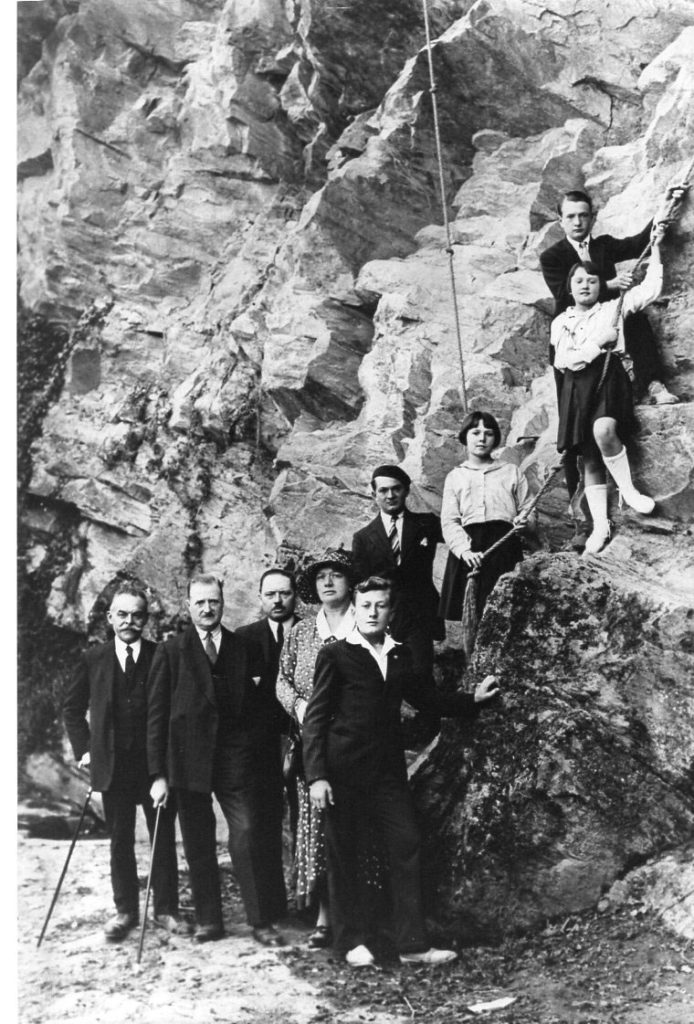 photo de famille devant une voie d'escalade
