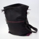 sac en cuir noir et pourpre, cuir souple et moelleux, grand sac, bandoulière avec boucle à coulisse, plusieurs anneaux d'attache, vue besace dos, avec poche fermeture eclair