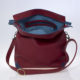 sac en cuir rouge brique et bleu, cuir souple et moelleux, grand sac, bandoulière avec boucle à coulisse, plusieurs anneaux d'attache, vue sur l'interieur, tissu de doublure fantaisie bleu