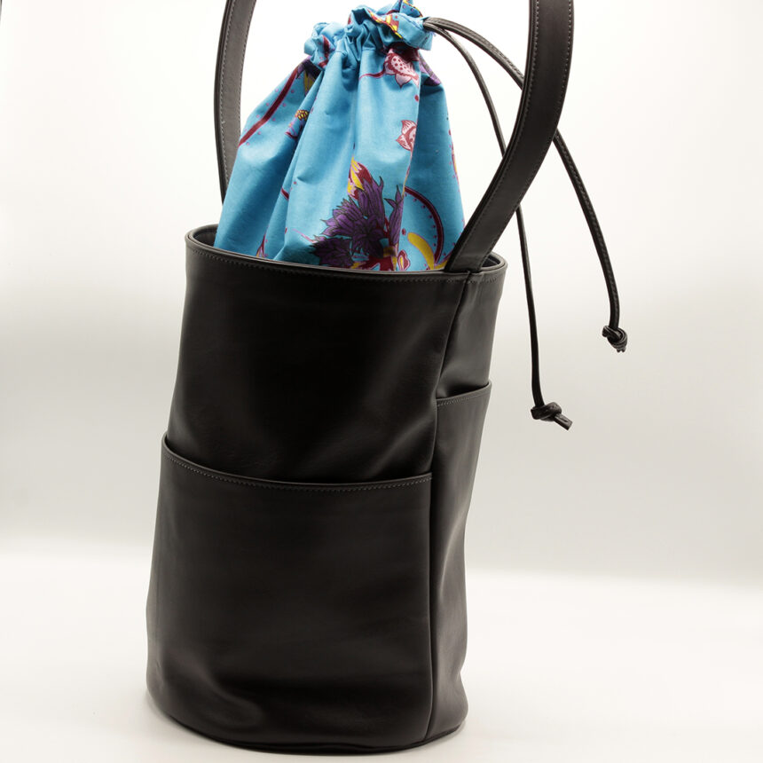 sac seau en cuir anthracite, doublure wax java, sac entier avec le pochon de la doublure entièrement sorti