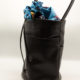 sac seau en cuir anthracite, doublure wax java, vue de profil, le pochon de la doublure ferme le sac