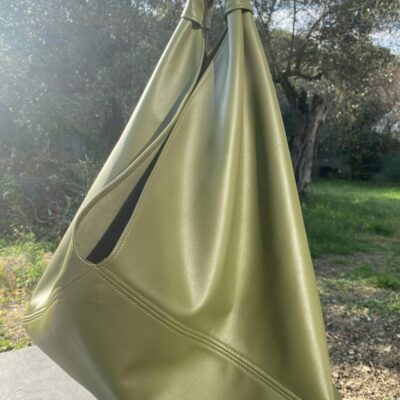 Sakura, grand sac - esprit origami - vert kaki dans un jardin d'olivier devant l'atelier.